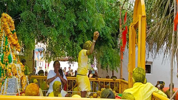 Video; ತಲೆಗೆ ತೆಂಗಿನಕಾಯಿ ಒಡೆದುಕೊಳ್ಳುವ ಬಾಗಲಕೋಟೆ ವಿಶೇಷ ಜಾತ್ರೆ