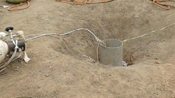 ಗುಜರಾತ್‌ನಲ್ಲಿ ಕೊಳವೆಬಾವಿಗೆ ಬಿದ್ದ ಮಗು ರಕ್ಷಿಸಿದ ಸೈನಿಕರು- ವಿಡಿಯೋ