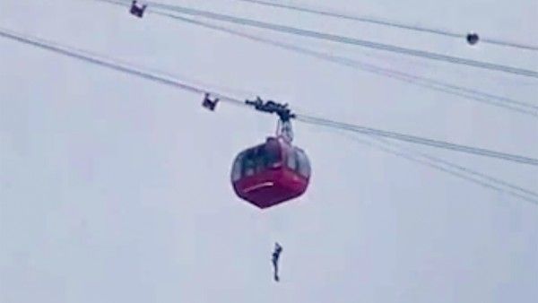 ರೋಪ್ ವೇ ಮಧ್ಯೆ ಸಿಲುಕಿದ್ದ ಕೇಬಲ್ ಕಾರ್‌ನಿಂದ 11 ಪ್ರಯಾಣಿಕರ ರಕ್ಷಣೆ: ವಿಡಿಯೋ ನೋಡಿ