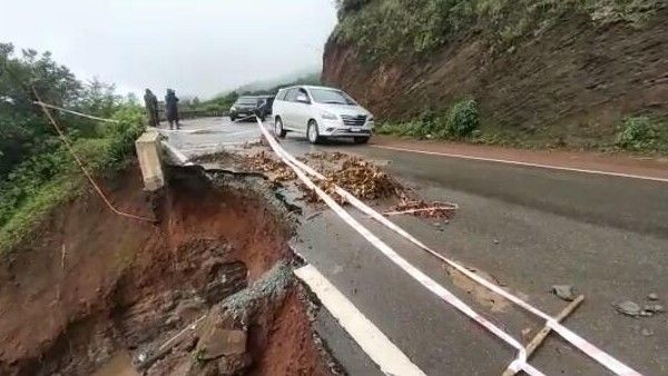 ಪಶ್ಚಿಮಘಟ್ಟದಲ್ಲಿ ಭಾರಿ ಮಳೆ, ದತ್ತಪೀಠ ರಸ್ತೆ ಕುಸಿತ; ವಾಹನ ಸವಾರರು ಆತಂಕದಲ್ಲೇ ಸಂಚಾರ
