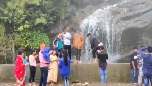 ಚಾರ್ಮಾಡಿ ಘಾಟಿಯಲ್ಲಿ ಪ್ರವಾಸಿಗರ ಮೋಜು ಮಸ್ತಿ, ಸಾರ್ವಜನಿಕರಿಂದ ಆಕ್ರೋಶ