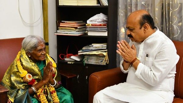 ಸಾಲುಮರದ ತಿಮ್ಮಕ್ಕನಿಗೆ ಬಿಡಿಎ ಸೈಟ್ ದಾಖಲೆ ಹಸ್ತಾಂತರ