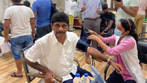 ರಾಹುಲ್ ಗಾಂಧಿ ಭೇಟಿ ವೇಳೆ ಅರೆಸ್ಟ್: ದೆಹಲಿ ಠಾಣೆಯಲ್ಲೇ ಡಿಕೆ ಸುರೇಶ್ ರಕ್ತದಾನ