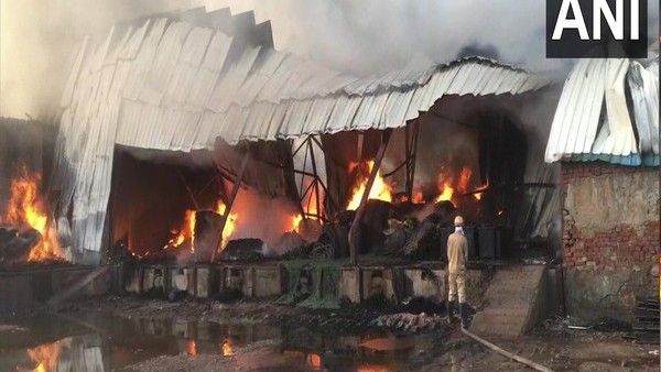 Breaking; ದೆಹಲಿ ಬಳಿಯ ಘಾಜಿಯಾಬಾದ್‌ನ ಗೋಡೌನ್‌ನಲ್ಲಿ ಅಗ್ನಿ ಅವಘಡ