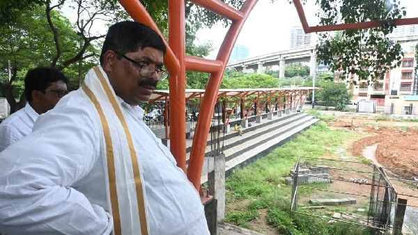 ಸಚಿವರ ಶಾಲೆಗೆ ದಿಢೀರ್ ಭೇಟಿ: ಕಾಮಗಾರಿ ಪರಿಶೀಲನೆ