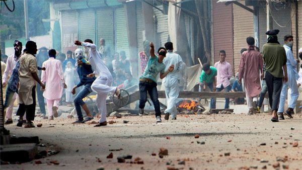 ಬಿಜೆಪಿ ನಾಯಕಿ ಹೇಳಿಕೆ ವಿರುದ್ಧ ಪ್ರತಿಭಟನೆ, ಕಲ್ಲು ತೂರಾಟ