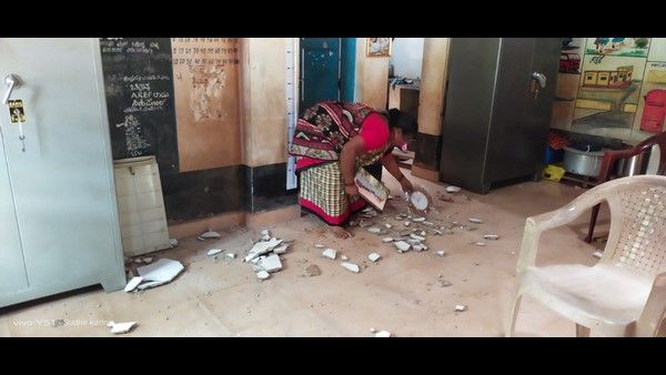 ಕಾರವಾರ: ಅಂಗನವಾಡಿ ಕೇಂದ್ರ ಕಟ್ಟಡದ ಸಿಮೆಂಟ್ ಕುಸಿತ; ಅಧೃಷ್ಟಕ್ಕೆ ತಪ್ಪಿದ ಪ್ರಾಣಾಪಾಯ