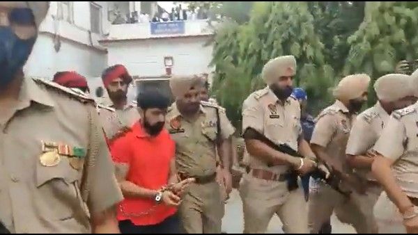 ಸಿಧು ಮೂಸೆವಾಲಾ ಹತ್ಯೆ ಆರೋಪಿ ಭದ್ರತೆಗೆ 50 ಪೊಲೀಸರು, ಬುಲೆಟ್ ಪ್ರೂಫ್ ಕಾರು