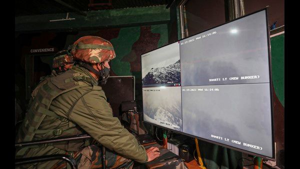 ಜಮ್ಮು ಮತ್ತು ಕಾಶ್ಮೀರಕ್ಕೆ ನುಸುಳಲು 150 ಉಗ್ರರು ಕಾಯುತ್ತಿದ್ದಾರೆ: ಸೇನಾ ಅಧಿಕಾರಿ