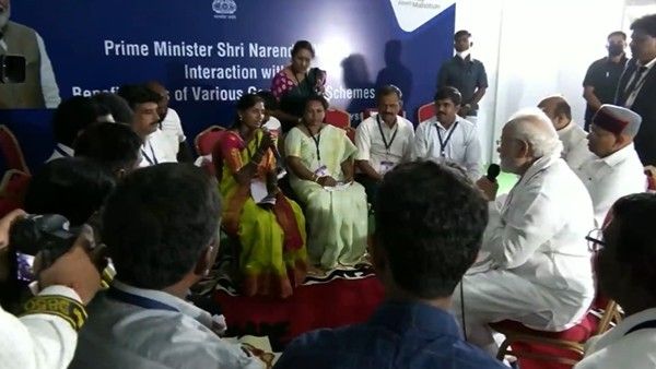 ಮನೆಗೆ ಬಂದರೆ ಊಟ ಹಾಕ್ತೀಯೇನಮ್ಮ: ಮಹಿಳೆಗೆ ಮೋದಿ ಪ್ರಶ್ನೆ