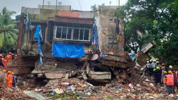 ಮುಂಬೈನಲ್ಲಿ ನಾಲ್ಕು ಅಂತಸ್ತಿನ ಕಟ್ಟಡ ಕುಸಿತ: ಓರ್ವ ಸಾವು, 12 ಮಂದಿ ರಕ್ಷಣೆ