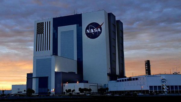 'ನಮ್ಮ ಚಂದ್ರನ ಧೂಳು ಮತ್ತು ಜಿರಳೆಗಳನ್ನು ನಮಗೆ ಮರಳಿ ಕೊಡಿ': ನಾಸಾ ಹೀಗೆ ಹೇಳಿದ್ದೇಕೆ