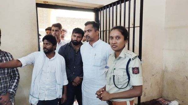 ತುಮಕೂರು; ಎನ್ಎಸ್‌ಯುಐ ಕಾರ್ಯಕರ್ತರನ್ನು ಭೇಟಿಯಾದ ಎಂಎಲ್‌ಸಿ