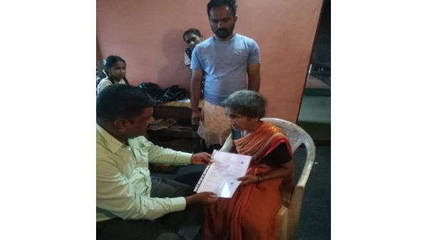 ಪಿಂಚಣಿಗಾಗಿ ಕಾದು ಸುಸ್ತಾಗಿ ಬಿದ್ದಿದ್ದ ವೃದ್ಧೆ ಮನೆಗೆ ತೆರಳಿ ಮಂಜೂರಾತಿ ಪತ್ರ ನೀಡಿದ ತಹಶೀಲ್ದಾರ್