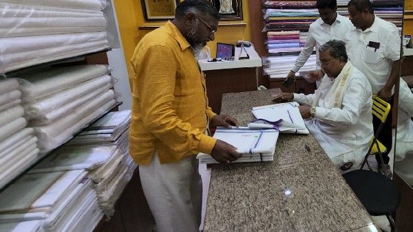 ಖಾದಿ ಭಂಡಾರ್‌ನಲ್ಲಿ 30 ಪಂಚೆ ಖರೀದಿಸಿದ ಸಿದ್ದರಾಮಯ್ಯ