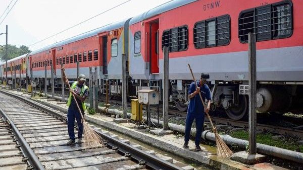 ಸ್ವಚ್ಛ ಭಾರತ, ಸ್ವಚ್ಛ ರೈಲ್ವೆ ಅಭಿಯಾನ: ಪ್ರಯಾಣಿಕರಿಗೆ ಶುಚಿತ್ವದ ಪಾಠ