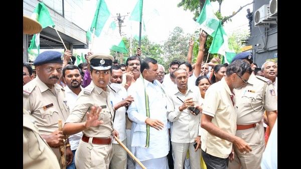 ಕುಮಾರಸ್ವಾಮಿ ಜೆಡಿಎಸ್ ಪಕ್ಷ ಇಟ್ಕೊಂಡು ಜೀವನ ಮಾಡ್ತಾವ್ನೆ! ಶಾಸಕ ಶ್ರೀನಿವಾಸ್ ವಾಗ್ದಾಳಿ