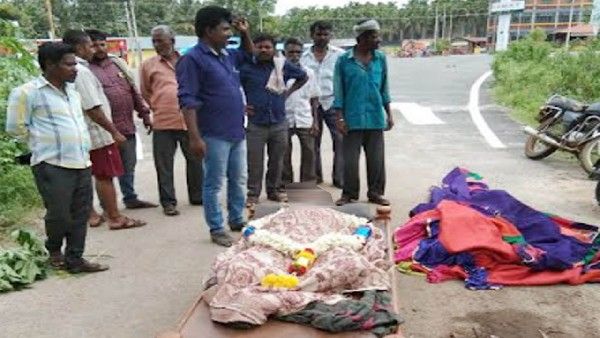 ಸ್ಮಶಾನ ಜಾಗವಿಲ್ಲದೇ ರಸ್ತೆಯಲ್ಲೇ ಶವ ಇಟ್ಟುಕೊಂಡು ಕೂತ ದಲಿತರು