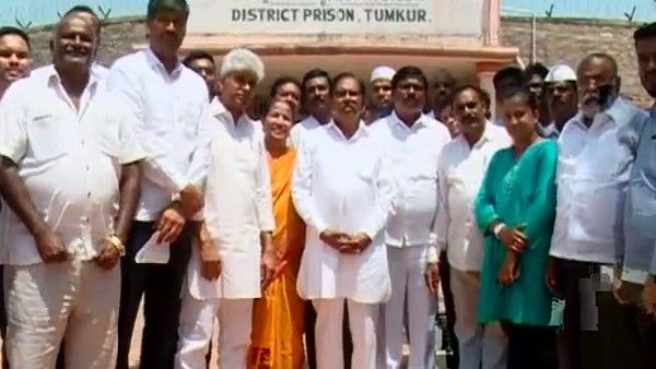 ಬಂಧಿತ ಎನ್ಎಸ್ ಯುಐ ಕಾರ್ಯಕರ್ತರನ್ನು ಭೇಟಿ ಮಾಡಿದ ಮಾಜಿ ಡಿಸಿಎಂ ಡಾ.ಜಿ.ಪರಮೇಶ್ವರ್