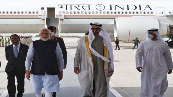 ಅಬುಧಾಬಿ: ಮೋದಿ ಅವರನ್ನು ಆತ್ಮೀಯವಾಗಿ ಬರಮಾಡಿಕೊಂಡ ಯುಎಇ ಅಧ್ಯಕ್ಷ