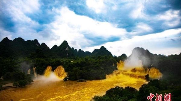 ಚೀನಾದಲ್ಲಿ ಚಿನ್ನದ ಜಲಪಾತ: ಅಪರೂಪದ ದೃಶ್ಯ ಕಂಡು ಬೆರಗಾದ ಜಗತ್ತು