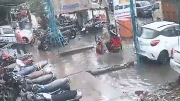 ಸ್ಮಾರ್ಟ್‌ಸಿಟಿಯಲ್ಲಿ ಸ್ಕೂಟರ್ ಸಮೇತ ಮ್ಯಾನ್‌ಹೋಲ್‌ಗೆ ಬಿದ್ದ ದಂಪತಿ: ವಿಡಿಯೋ ನೋಡಿ