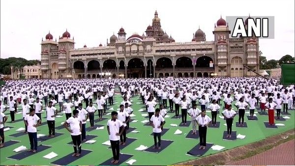 ಅರಮನೆ ಮುಂದೆ ಯೋಗ ಮಾಡಿದ್ದಕ್ಕೆ ಕಾಂಗ್ರೆಸ್‌ ಕಿಡಿ