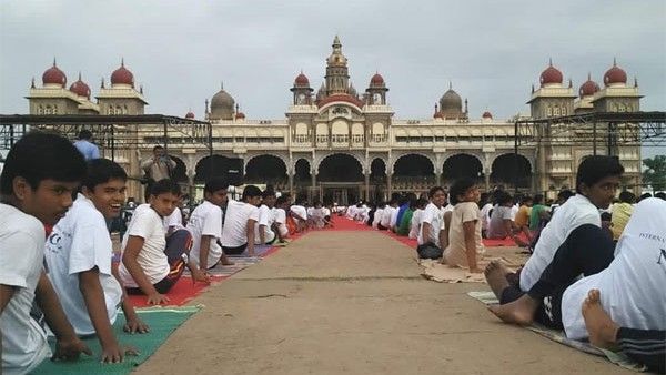 ಯೋಗ ದಿನಾಚರಣೆ ವೇದಿಕೆಯಲ್ಲಿ ಯದುವೀರ್‌ಗೆ ಏಕೆ ಅವಕಾಶವಿಲ್ಲ?