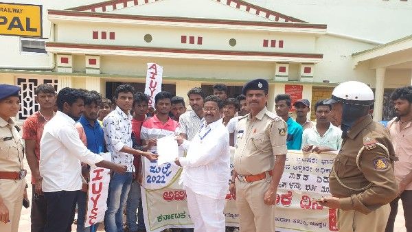 ರೈಲ್ವೇ ಇಲಾಖೆ ಹುದ್ದೆಗಳ ರದ್ಧತಿ ವಾಪಸಾತಿಗೆ ಆಗ್ರಹ; ಪ್ರತಿಭಟನೆ