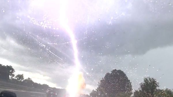 ಟ್ರಕ್‌ಗೆ ಸಿಡಿಲು ಬಡಿದ ದೃಶ್ಯ ಸೆರೆಹಿಡಿದ ಮಹಿಳೆ: ವೈರಲ್ ವಿಡಿಯೋ