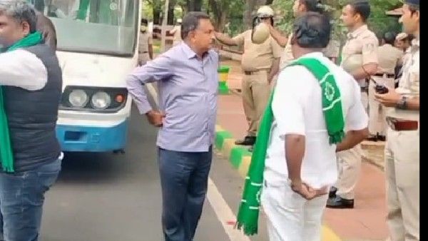 ಸಿಎಂ ಮನೆ ಮುತ್ತಿಗೆ ಯತ್ನ: ಬೆಂಗಳೂರು ರೈಲ್ವೆ ನಿಲ್ದಾಣದಿಂದಲೇ ರೈತರ ಬಂಧನ