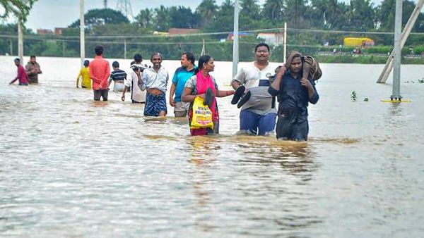 ಗೋದಾವರಿ ನದಿ ಪ್ರವಾಹಕ್ಕೆ ಆಂಧ್ರ ನೂರಾರು ಹಳ್ಳಿಗಳು ತತ್ತರ!