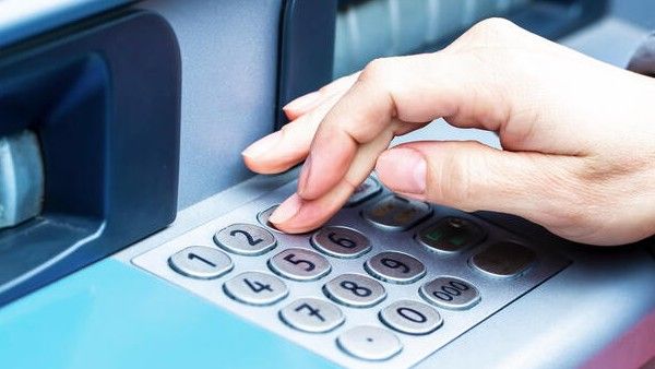 ತಮಿಳುನಾಡು: 15 ಲಕ್ಷ ಮೌಲ್ಯದ ಚಿನ್ನವನ್ನು ಎಟಿಎಂ ಡಸ್ಟ್‌ಬಿನ್‌ಗೆ ಎಸೆದ ಮಹಿಳೆ