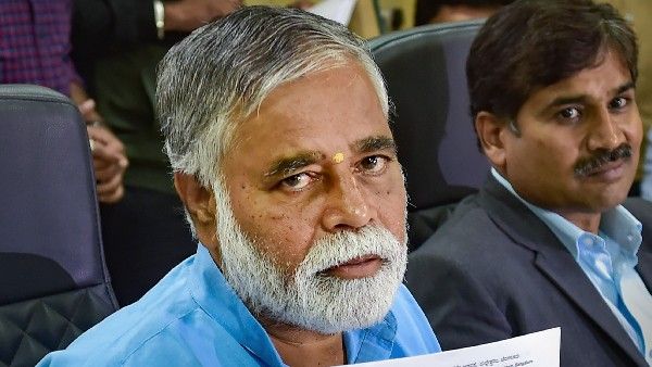 ಇನ್ನೂ ಆರಂಭವಾಗದ ಪರಿಷ್ಕೃತ ಪಠ್ಯಪುಸ್ತಕ ಮುದ್ರಣ: ಮಕ್ಕಳ ಕೈಗೆ ಝೆರಾಕ್ಸ್ ಪ್ರತಿಗಳು!