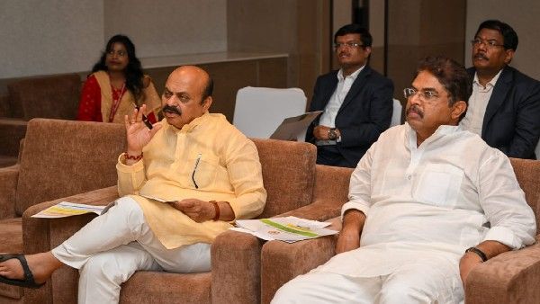 ಜಿಲ್ಲಾಧಿಕಾರಿಗಳ ಜೊತೆ ಸಿಎಂ ಬೊಮ್ಮಾಯಿ ಸಭೆ: ಮಳೆ ಪರಿಹಾರ ಕಾರ್ಯಕ್ಕೆ ಸೂಚನೆ