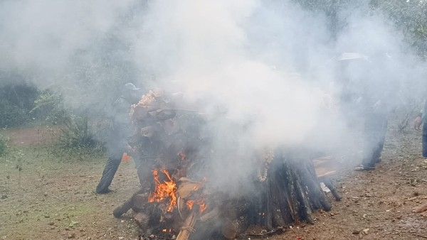 ಮಳೆ ಅವಾಂತರ- ಮದುವೆ ಹೆಣ್ಣಿಗೆ ದೋಣಿ ಆಸರೆ, ಶವಸಂಸ್ಕಾರಕ್ಕೆ ಟಾರ್ಪಾಲ್ ಆಸರೆ