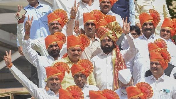 ಮಹಾರಾಷ್ಟ್ರ ರಾಜಕೀಯ: ಬಹುಮತ ಸಾಬೀತಿಗೆ ಸೋಮವಾರ ಮುಹೂರ್ತ ಫಿಕ್ಸ್