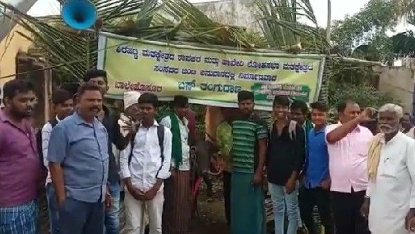 ಗದಗ: ಎಮ್ಮೆಯಿಂದ ಬಸ್‌ ನಿಲ್ದಾಣ ಉದ್ಘಾಟನೆ ಮಾಡಿಸಿದ ಬಾಳೆಹೊಸೂರು ಗ್ರಾಮಸ್ಥರು