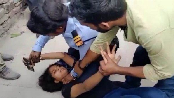 ವಾರಣಾಸಿಗೆ ಮೋದಿ ಭೇಟಿಗೂ ಮುನ್ನ ಮಾರಾಮಾರಿ: ಮಹಿಳೆಯೊಂದಿಗೆ ಭದ್ರತಾ ಸಿಬ್ಬಂದಿ ಫೈಟ್