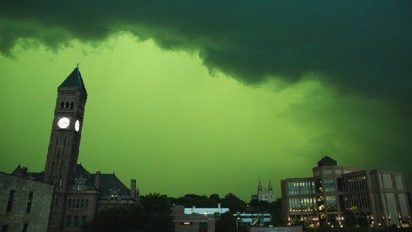 ಅಮೆರಿಕದಲ್ಲಿ ಹಸಿರು ಬಣ್ಣಕ್ಕೆ ತಿರುಗಿದ ಆಕಾಶ: ಪ್ರಕೃತಿ ವಿಸ್ಮಯಕ್ಕೆ ಬೆಚ್ಚಿಬಿದ್ದ ಜನತೆ