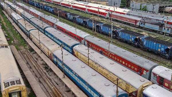 ರೈಲಿನಲ್ಲಿ ನೀರು, ಟೀ-ಕಾಫಿ ಬೆಲೆ ಅಗ್ಗ; ಉಪಾಹಾರ, ಊಟದ ಬೆಲೆ ಎಷ್ಟಿದೆ?