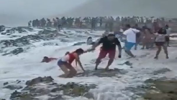 Video: ಓಮನ್ ಬೀಚ್‌ನಲ್ಲಿ ಮಕ್ಕಳೊಂದಿಗೆ ಕೊಚ್ಚಿಕೊಂಡು ಹೋದ ಭಾರತೀಯ ವ್ಯಕ್ತಿ!