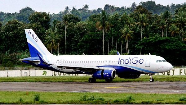 ರನ್‌ವೇಯಲ್ಲಿ ಚಲಿಸುವಾಗ ಮಣ್ಣಿನಲ್ಲಿ ಸಿಲುಕಿದ ಇಂಡಿಗೋ ವಿಮಾನದ ಚಕ್ರ