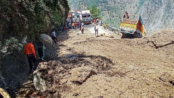 ಭಾರಿ ಮಳೆಯಿಂದ ಭೂಕುಸಿತ ಅಮರನಾಥ ಯಾತ್ರೆ ಮತ್ತೆ ಸ್ಥಗಿತ, ಹಲವೆಡೆ ಪ್ರವಾಹ
