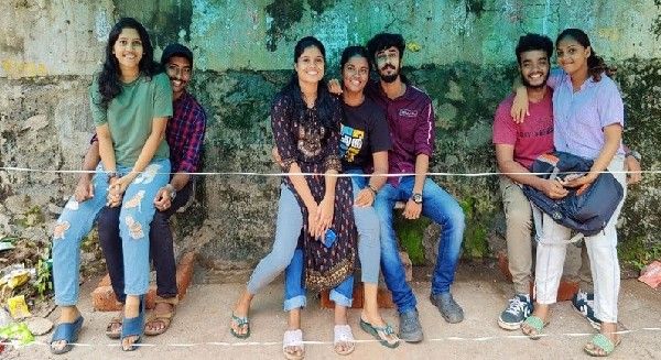 ಕೇರಳದ ಬಸ್‌ ನಿಲ್ದಾಣದಲ್ಲಿ ವಿದ್ಯಾರ್ಥಿಗಳ ತೊಡೆ ಮೇಲೆ ಕುಳಿತು ವಿದ್ಯಾರ್ಥಿನಿಯರ ಪ್ರತಿಭಟನೆ