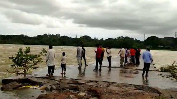 ತುಂಗಭದ್ರಾ ಜಲಾಶಯ ಬಳಿಯ ನಿಷೇಧಿತ ಕಿರು ಸೇತುವೆ ಮೇಲೆ ಜನರ ಹುಚ್ಚಾಟ