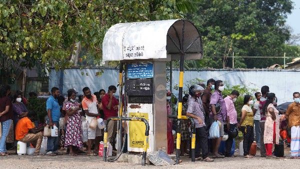 ಶ್ರೀಲಂಕಾದಲ್ಲಿ ಸಾಲುಗಟ್ಟಿ ನಿಂತವರಿಗೆ ಸಿಗುವುದೆಷ್ಟು ಇಂಧನ!?