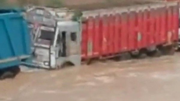 ಅಕ್ರಮ ಮರಳು ಗಣಿಗಾರಿಕೆ: ನೀರಲ್ಲಿ ಸಿಲುಕಿದ ಲಾರಿಗಳು