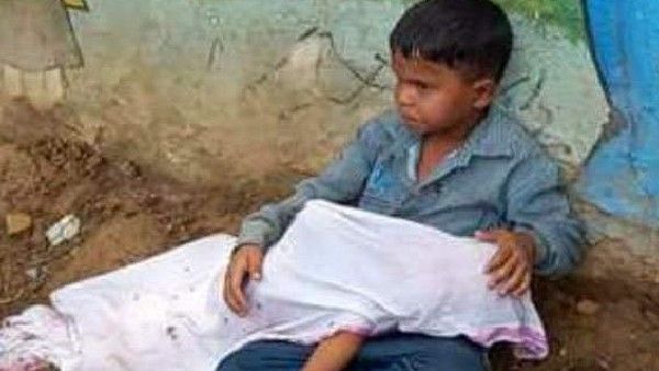 ತಮ್ಮನ ಶವದ ಜೊತೆ ರಸ್ತೆ ಬದಿಯಲ್ಲಿ ಕುಳಿತು ಅಪ್ಪನ ಆಗಮನಕ್ಕೆ ಕಾಯುತ್ತಿರುವ 8 ವರ್ಷದ ಬಾಲಕ