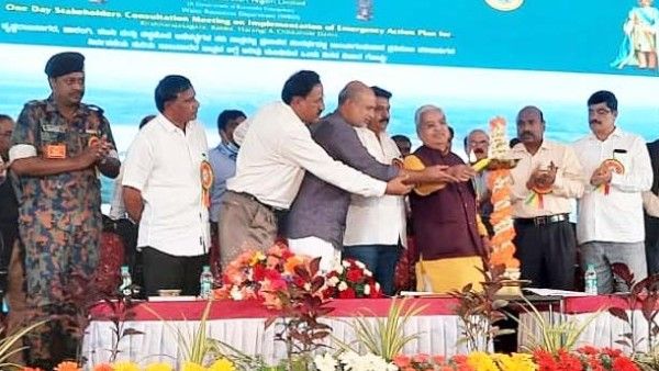 ಮಂಡ್ಯ: ಪ್ರವಾಹ ನಿರ್ವಹಣೆ ಕುರಿತ ಸಭೆಗೆ ಸುಮಲತಾ ಗೈರು,ಜೆಡಿಎಸ್‌ ಶಾಸಕರ ಆಕ್ರೋಶ